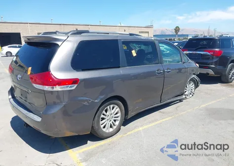 2013 Toyota Sienna Xle V6 8 Passenger z USA, uszkodzony, nr VIN 5TDYK3DC3DS298291